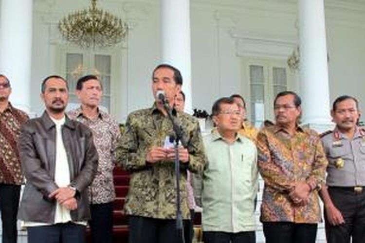 Presiden Joko Widodo (Jokowi) didampingi Ketua Komisi Pemberantasan Korupsi (KPK) Abraham Samad, Wakil Presiden Jusuf Kalla, Jaksa Agung HM Prasetyo, dan Wakapolri Komjen Pol Badrodin Haiti (depan, kiri ke kanan) memberikan penjelasan tentang sikap pemerintah terkait penangkapan Wakil Ketua KPK Bambang Widjojanto oleh Bareskrim Polri, di teras Istana Bogor, Jawa Barat, Jumat (23/1/2015). Presiden meminta institusi Polri dan KPK untuk memastikan proses hukum kasus tersebut harus objektif dan sesuai dengan aturan UU yang berlaku.