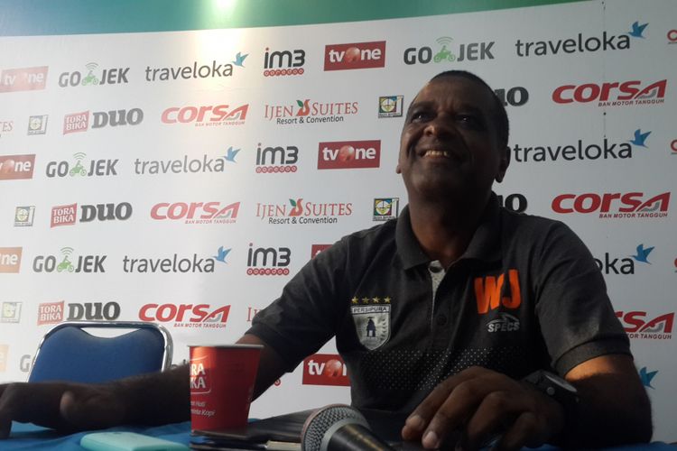 Pelatih Persipura Jayapura Wanderley Machado da Silva Junior saat konferensi pers di Kantor Arema FC, Sabtu (15/7/2017)