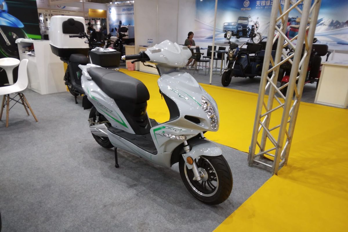 Shiwei E-F35, tampilan skuter asli Tiongkok ini menarik sebab mengingatkan dengan desain Suzuki Hayabusa. 