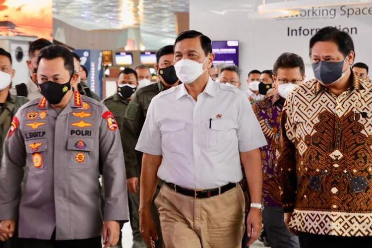 Menteri Koordinator Bidang Kemaritiman dan Investasi Luhut Binsar Pandjaitan didampingi Menko Perekonomian Airlangga Hartarto serta Kapolri Jenderal Listyo Sigit Prabowo dalam peluncuran aplikasi monitoring Presisi di Bandara Internasional Soekarno-Hatta, Cengkareng, Kamis (6/1/2022).