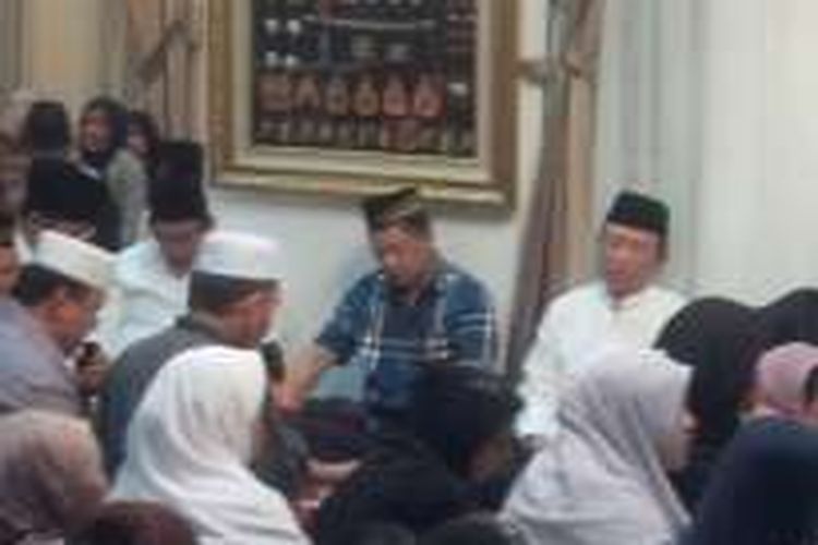 Jenderal Tito Karnavian tiba dirumah duka ayahanda Ahmad Saleh