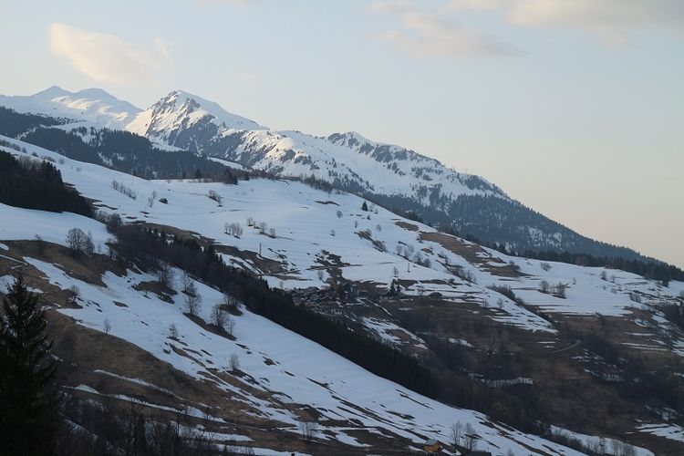 Pemandangan Pegunungan Alpen dilihat dari Les Avanchers, Valmorel, Perancis, Senin (9/4/2018). Pegunungan Alpen merupakan salah satu tujuan wisatawan dari berbagai belahan dunia untuk bermain ski.