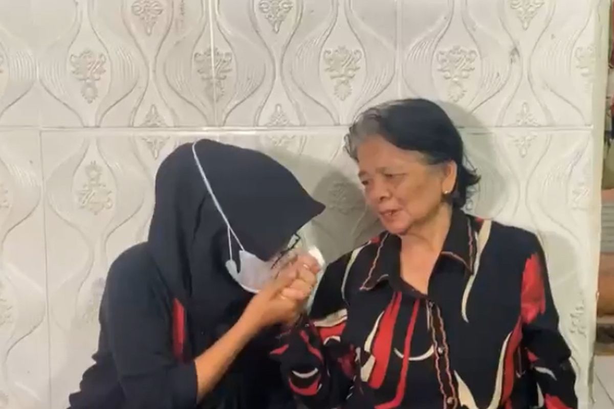 Sambil Tahan Tangis, Istri Nanang Gimbal Bersimpuh Minta Maaf ke Ibunda Sandy Permana