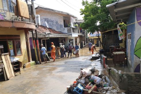 Banjir di Sebagian Wilayah Rawajati Surut, Warga Mulai Bersihkan Lumpur dan Sampah