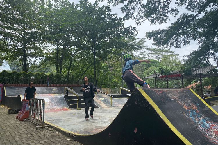 Area bermain skateboard di Lapangan Sempur, Kota Bogor. 