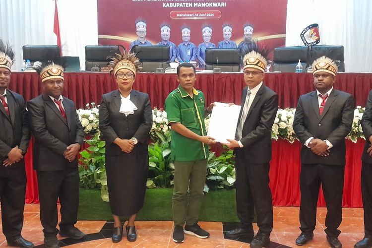 Komisioner KPU Manokwari menyerahkan berita acara hasil pleno kepada ketua partai politik peserta Pemilu 2024. KPU Manokwari gelar rapat pleno penetapan 20 anggota terpilih DPRD di 4 daerah pemilihan Manokwari, Jumat (14/6/2024).