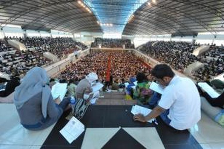 Ilustrasi: Ribuan orang mengikuti tes calon pegewai negeri sipil (CPNS) di lingkungan Pemerintah Kota Malang di GOR Ken Arok, Kota Malang, Jawa Timur, Minggu (12/12/2010). Sebanyak 9.142 peserta mengikuti tes CPNS Kota Malang yang memperebutkan 235 lowongan. Menjadi pegawai negeri masih menjadi dambaan banyak orang.  