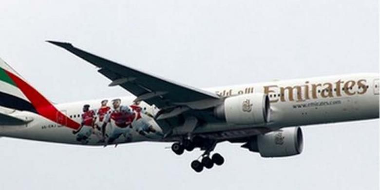 Pesawat Emirates yang pada sisinya terpampang foto para pemain Arsenal.