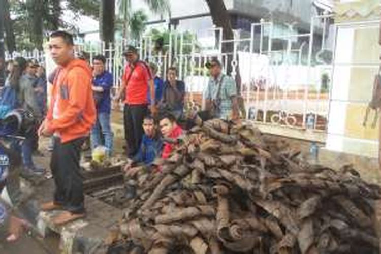 Tumpukan pembungkus kabel yang kembali ditemukan di selokan Jalan Medan Merdeka Selatan, Jumat (4/3/2016)