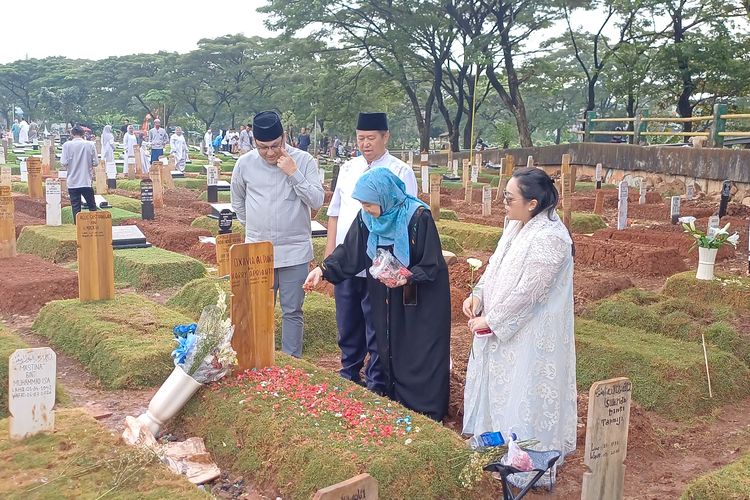 Momen Orangtua Ziarah ke Makam Vidi Aldiano di Hari Raya Idul Fitri
