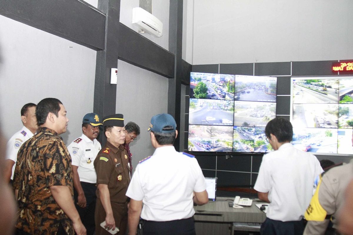 Wali Kota Semarang Hendrar Prihadi memantau kondisi lalu lintas di posko pemantauan, Selasa (12/9/2017). Pemerintah Kota Semarang menambah 11 CCTV yang akan dipasang di jalan-jalan untuk memantau kondisi lalu lintas terkini.