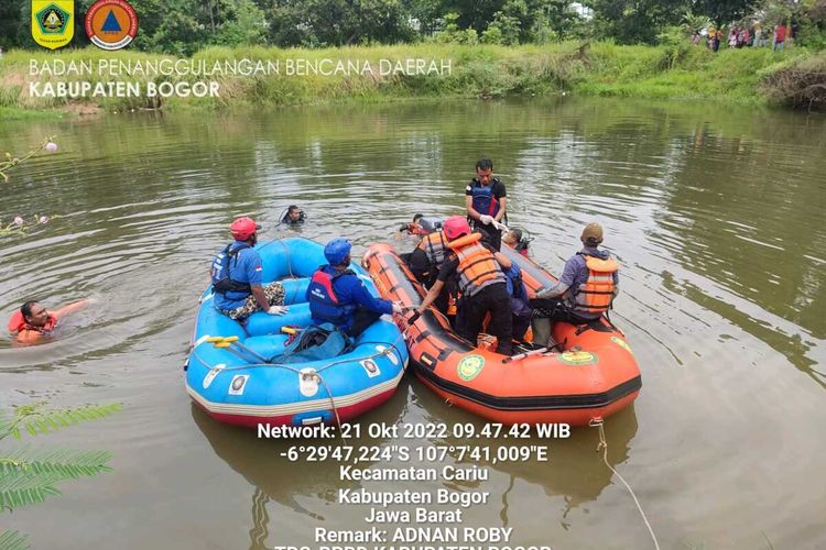 Tim SAR gabungan yang terdiri dari BPBD, aparat kepolisian, Tagana, Damkar dan sejumlah relawan beserta warga sekitar sedang mengevakuasi korban tenggelam di danau, Desa Cariu, Kecamatan Cariu, Kabupaten Bogor, Jawa Barat, Jumat (21/10/2022).