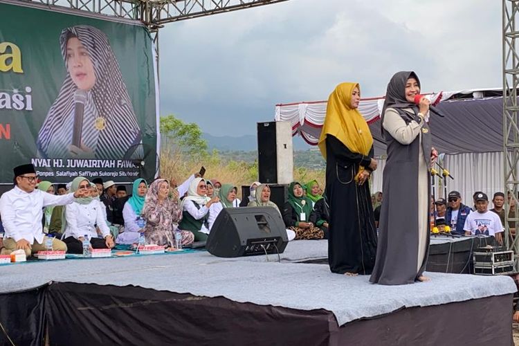 Pengasuh Pondok Pesantren Salafiyah Syafi’iyah Asembagus Situbondo, Juwairiyah Fawaid menkampanyekan Anies-Muhaimin di Buleleng, Bali, Jumat (26/1/2024). 