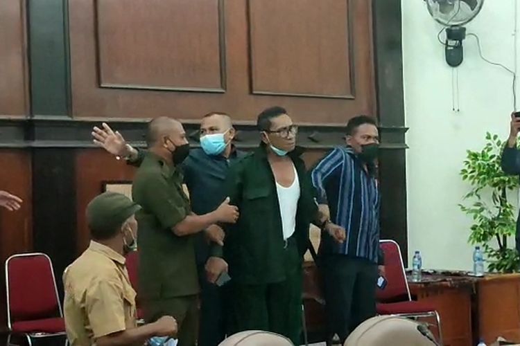 Anggota DPRD Sikka emosi hingga membuka bajunya saat rapat dengar pendapat dengan Koalisi Organisasi Profesi Kesehatan di Sikka, NTT, Senin (12/7/2021). 