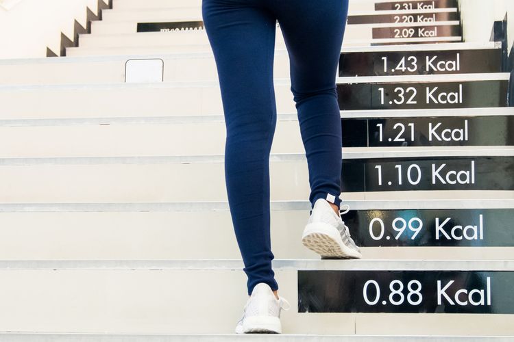 Ilustrasi berapa jam jalan kaki untuk menurunkan berat badan?
