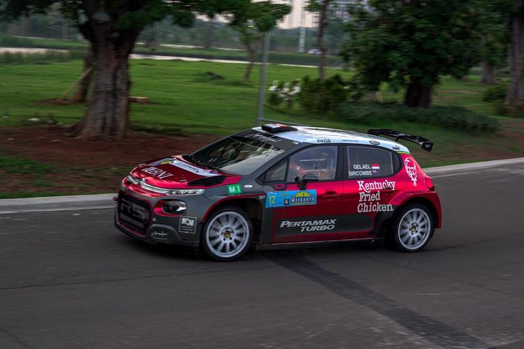 Sean Gelael saat mengikuti Meikarta Sprint Rally di Central Park Meikarta, Cikarang, Bekasi.