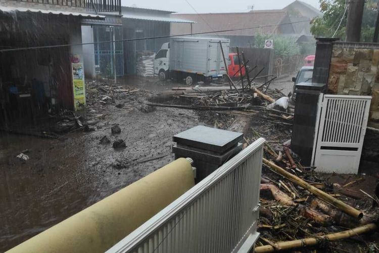 Kondisi dampak banjir di Kota Batu, Jawa Timur, Kamis (4/11/2021).