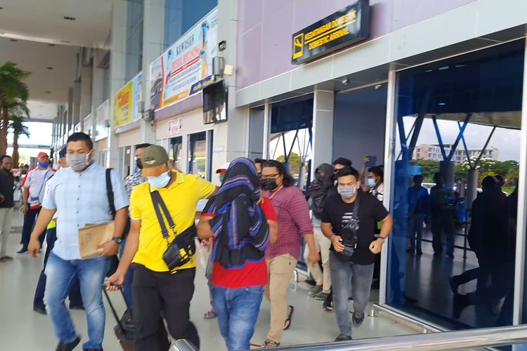 Tiga Pelaku saat tiba di Bandara Deo Sorong