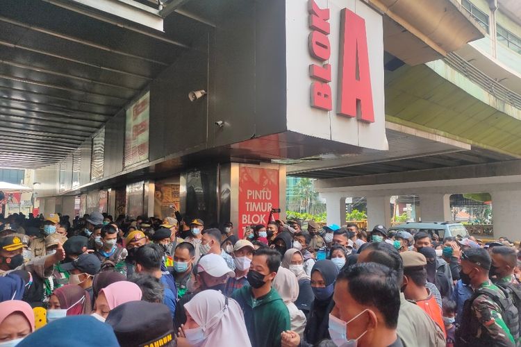 Sejumlah pengunjung berdesakan untuk masuk ke Blok A Pasar Tanag Abang, Jakarta Pusat, Minggu (2/5/2021).