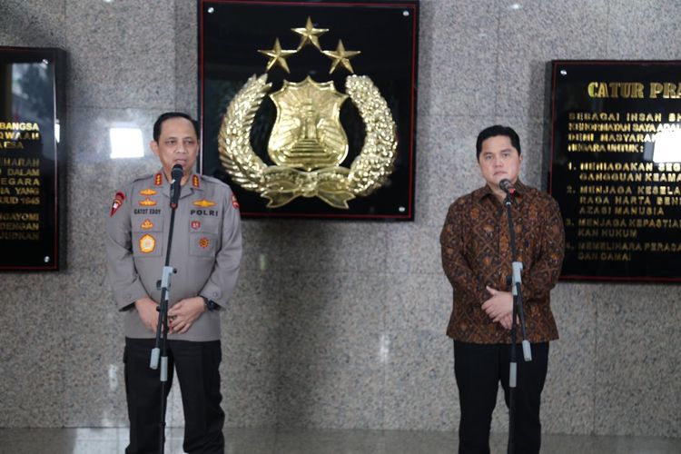 Deputy National Police Chief Commissioner General Gatot Eddy Pramono (left) and State-Owned Enterprises Minister Erick Thohir (right) speak during an event at the National Police Headquarters in Jakarta, Thursday, August 13, 2020