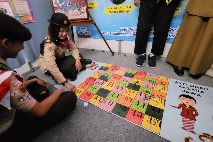 Peragaan permainan ular tangga untuk belajar aksara Jawa dalam acara Panen Hasil Belajar Program Pendidikan Guru Penggerak (PPGP) Angkatan 9 di Pendopo Bupati Cilacap, Jawa Tengah, Selasa (23/4/2024).