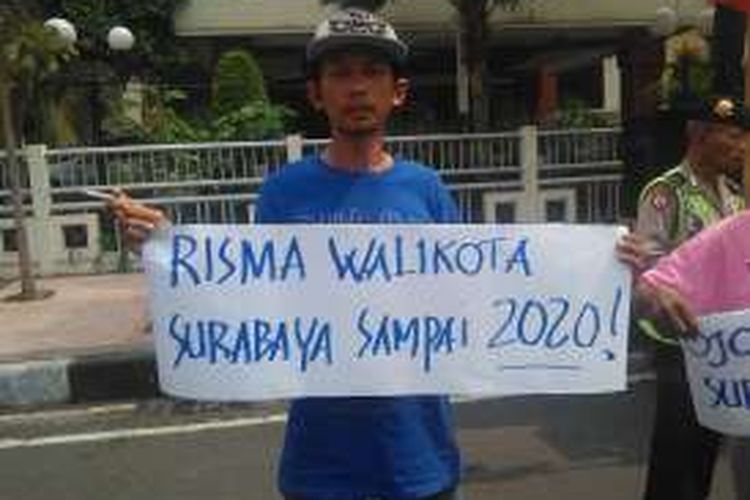 Aksi mendukung Risma untuk tidak maju di Pilgub DKI Jakarta, Senin (23/5/2016)