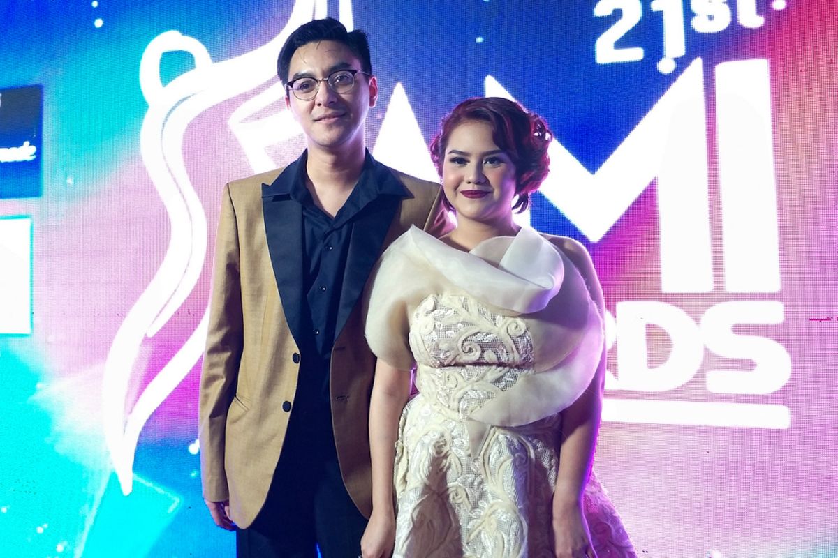 Penyanyi Mytha Lestari dan sang suami, Barry Maheswara Siddique saat diabadikan di red carpet AMI Awards 2018 di Ecovention Ancol, Jakarta Utara, Rabu (26/9/2018).