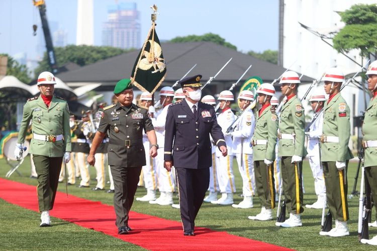 Kepala Staf Angkatan Darat (KSAD) Jenderal Dudung Abdurachman menerima kunjungan kehormatan Chief of Staff Japan Ground Self Defense Force atau KSAD Jepang Jenderal Yoshida Yoshihide di Markas Besar Angkatan Darat (Mabesad), Jakarta, Senin (8/8/2022).