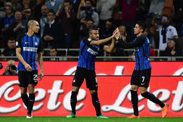Joao Cancelo merayakan gol bersama Miranda dan Rafinha saat Inter Milan menjamu Cagliari pada pertandingan Serie A di Stadion Giuseppe Meazza, Seasa (17/4/2018).
