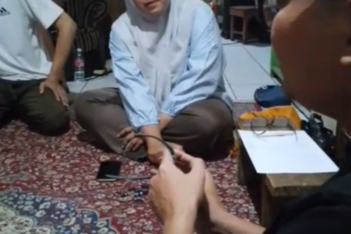 Ketua RW 06 Kelurahan Kebon Bawang, Sugeng membernarkan jam tangan mewah milik Ahmad Sahroni yang sempat dijarah sudah dikembalikan.