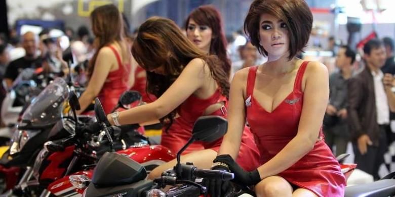 Sales promotion girl stan Honda berpose pada Indonesia Motorcycle Show 2014 di Jakarta Convention Center, Jakarta, Rabu (29/10/2014). Pameran khusus sepeda motor terbesar di Tanah Air ini akan berlangsung hingga 2 November mendatang.