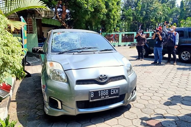 Kendaraan milik warga sipil mengalami kerusakan di bagian kaca diduga akibat dipecahkan pelaku perusakan Mapolsek Ciracas. Pemilik kendaraan melaporkan kejadian itu ke Posko Pengaduan Masyarakat Koramil 05 Kramat Jati, Jakarta Timur, Selasa (1/9/2020). 