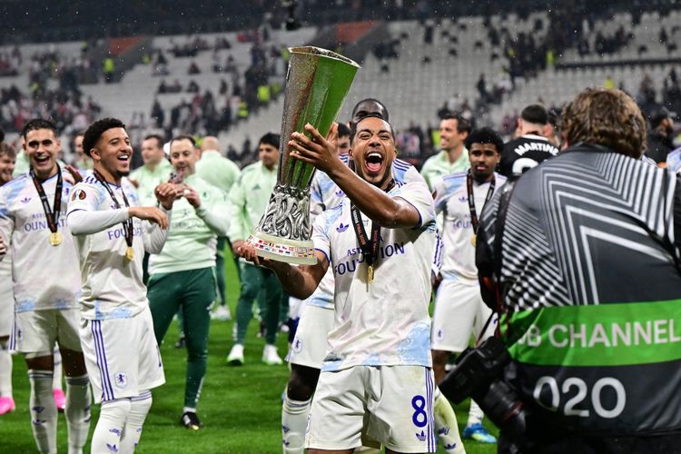 Gelandang Aston Villa, Youri Tielemans, merayakan dengan trofi setelah memenangkan pertandingan final Liga Europa antara SC Freiburg dan Aston Villa di Stadion Besiktas, Istanbul, pada 20 Mei 2026.