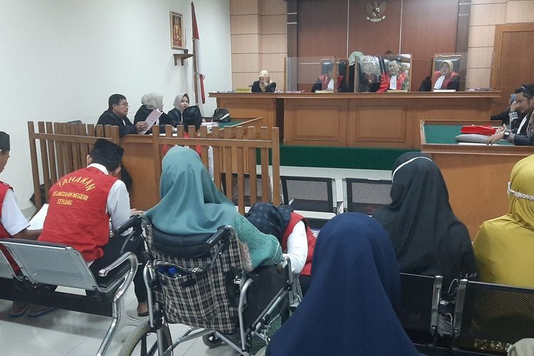 Terdakwa kasus pengeroyokan meminta maaf kepada korban yang tak lain ibu kandungnya di Pengadilan Negeri Serang saat pembacaan tuntutan dua ppkan lalu.