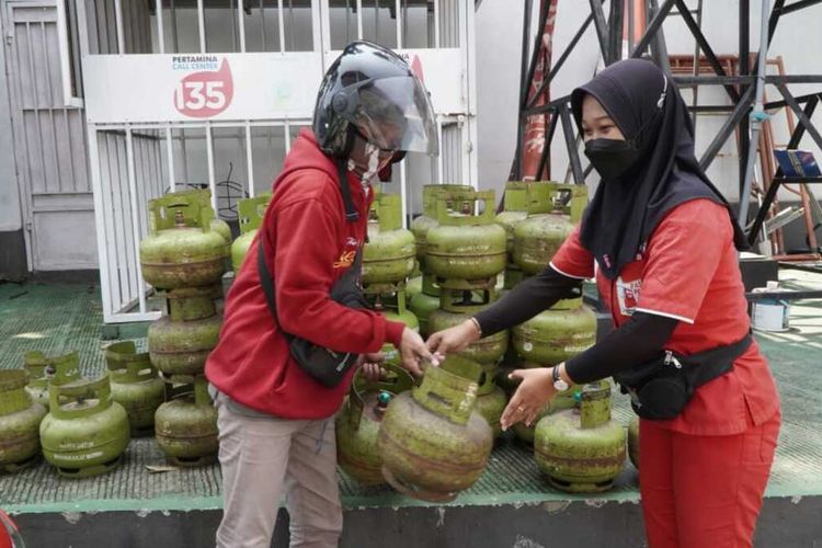 Penyaluran elpiji 3 kilogram di agen resmi Pertamina Kota Semarang, Jawa Tengah. 