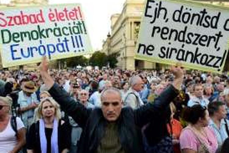 Ribuan rakyat Hungaria di Budapest, menentang rencana referendum anti-pengungsi yang digelar pemerintahan PM Viktor Orban.