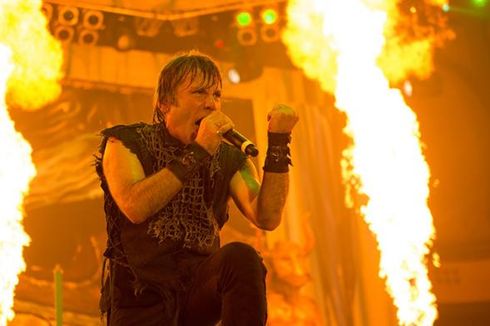 Vokalis Band Heavy Metal Iron Maiden Idap Tumor di Lidahnya