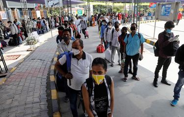 Penumpang mengantre di dalam stasiun kereta untuk naik setelah sejumlah pembatasan dilonggarkan saat berlangsungnya penguncian nasional yang diperpanjang untuk menekan laju sebaran virus corona (COVID-19), di New Delhi, India, Senin (1/6/2020). ANTARA FOTO/REUTERS/Adnan Abidi/pras/djo