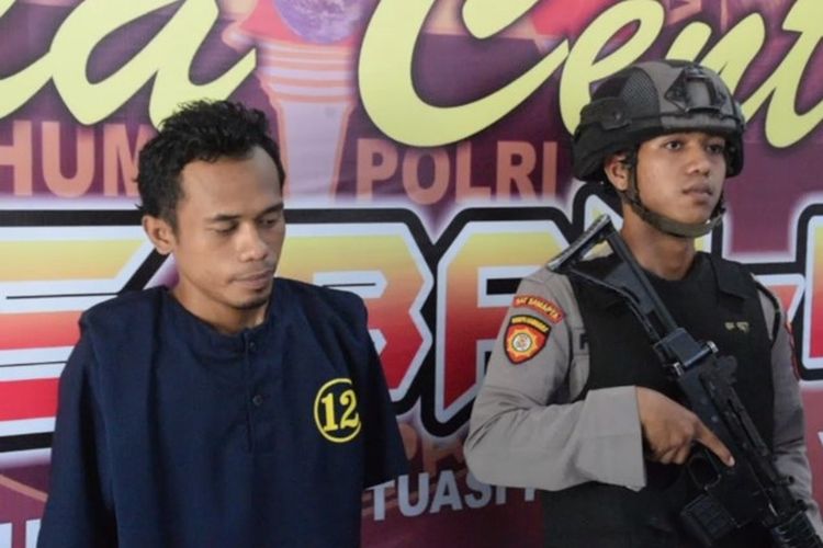 Pelaku pembunuhan, Erwin Ramadan alias Eming (kiri), tega membunuh istrinya, Vita Fathona (24), tak jauh dari rumah orangtua pelaku di Kelurahan Melai, Kecamatan Murhum, Senin (2/12/2019).