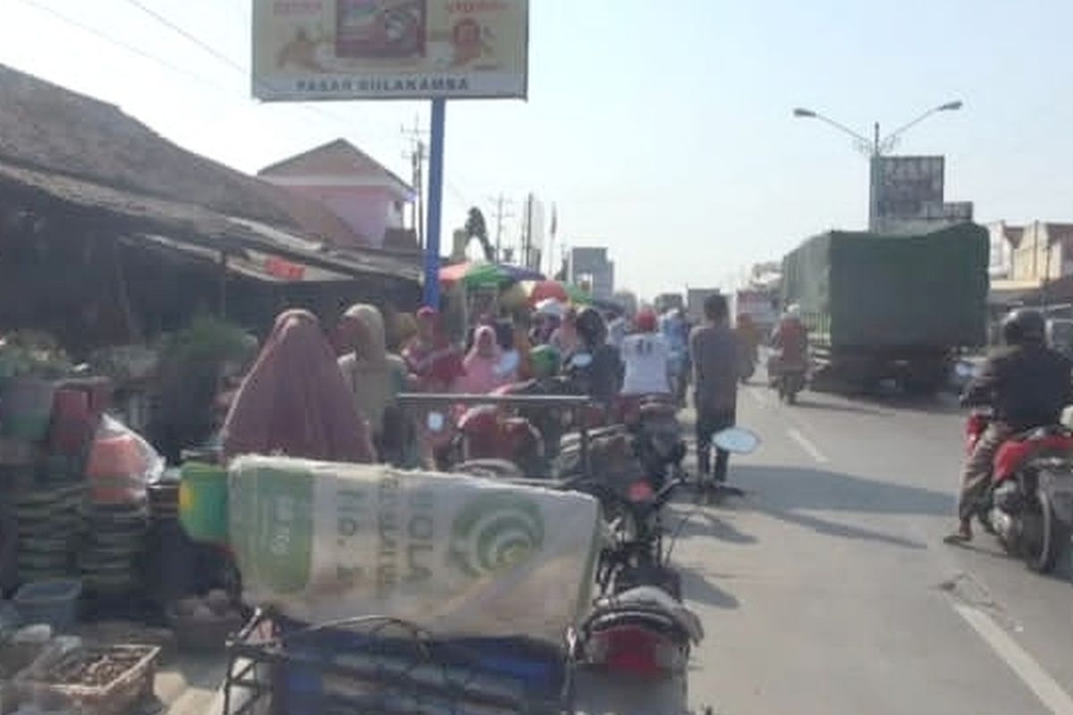 Pedagang Pasar Bulakamba berjualan sampai di pinggir jalan di Pantura, Brebes, Jawa Tengah, Minggu (24/4/2022) (Istimewa)