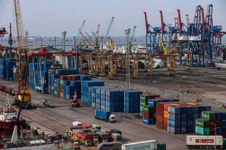 Aktivitas bongkar muat kontainer di Pelabuhan Tanjung Priok, Jakarta Utara, Senin (29/3/2021). Badan Pusat Statistik (BPS) melaporkan kinerja neraca perdagangan Indonesia kembali mengalami surplus.