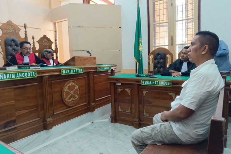 AKBP Achiruddin saat mendengarkan vonis hakim saat sidang penganiayaan yang melibatkan anaknya Aditya Hasibuan terhadap temannya Ken Admiral , Selasa (26/9/2023) 