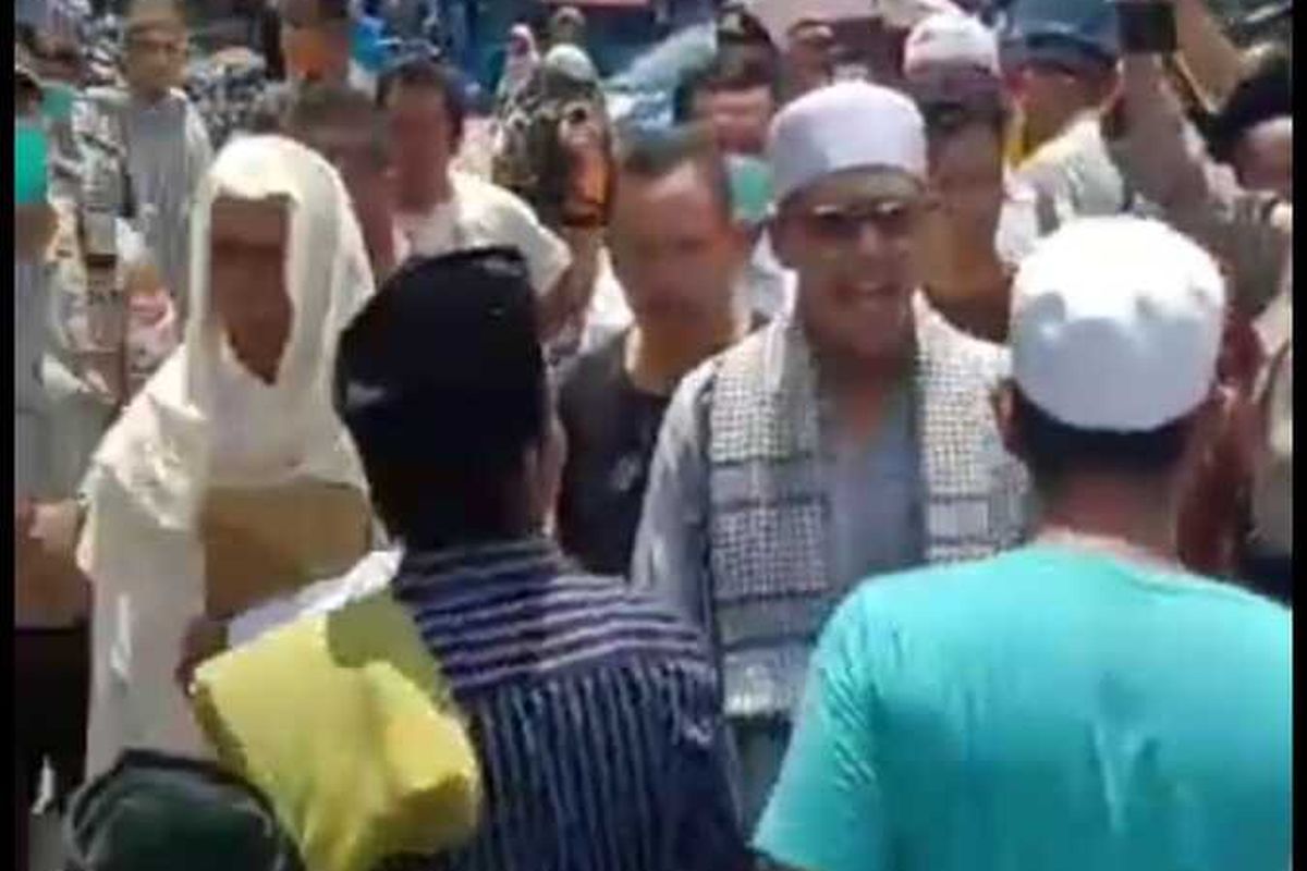 warga marah-marah saat hendak shalat Jumat di Masjid Luar Batang, Penjaringan, Jakarta Utara