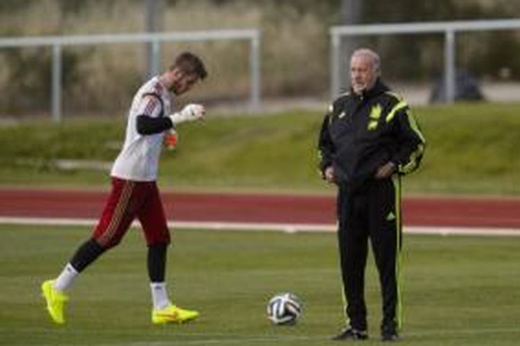 Kiper tim nasional Spanyol, David de Gea (kiri) dan pelatih Vicente del Bosque (kanan).