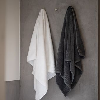 Menggantung handuk mandi di tempat yang kering dan terkena angin sangat penting untuk mencegah kuman dan bakteri berkembang biak di permukaan handuk.