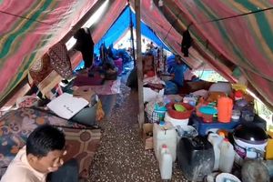 Tidur Beralas Tikar di Tanggul, Korban Banjir Langkat Sumut Menanti Pulang ke Rumah