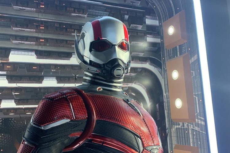 Kostum Ant Man yang dipakai Paul Rudd ditampilkan dalam Marvel Studios: A Universe Of Heroes Exhibition Indonesia, Kamis (30/6/2022) di kawasan Pondok Indah, Jakarta Selatan.