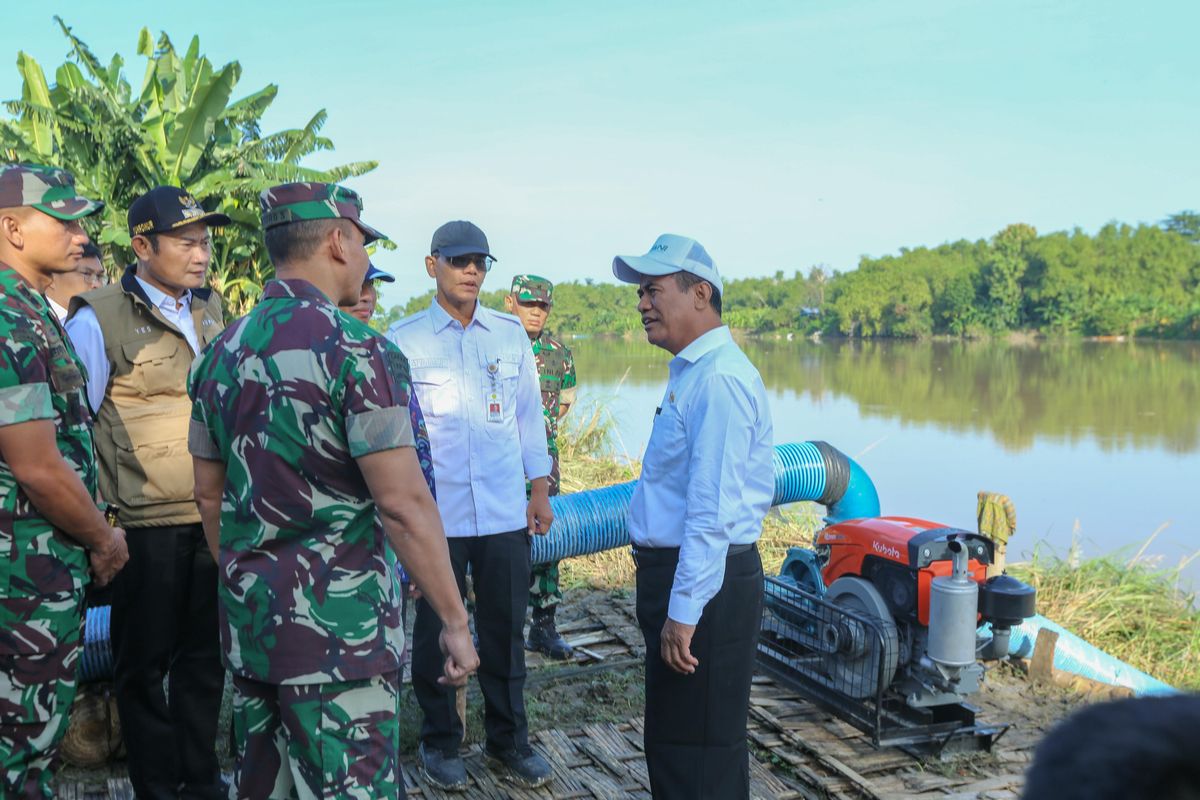 Menteri Pertanian Andi Amran Sulaiman saat melakukan pengecekan penerapan pompa di area sawah Desa Trepan, Kecamatan Babat, Kabupaten Lamongan, Kamis (18/4/2024)