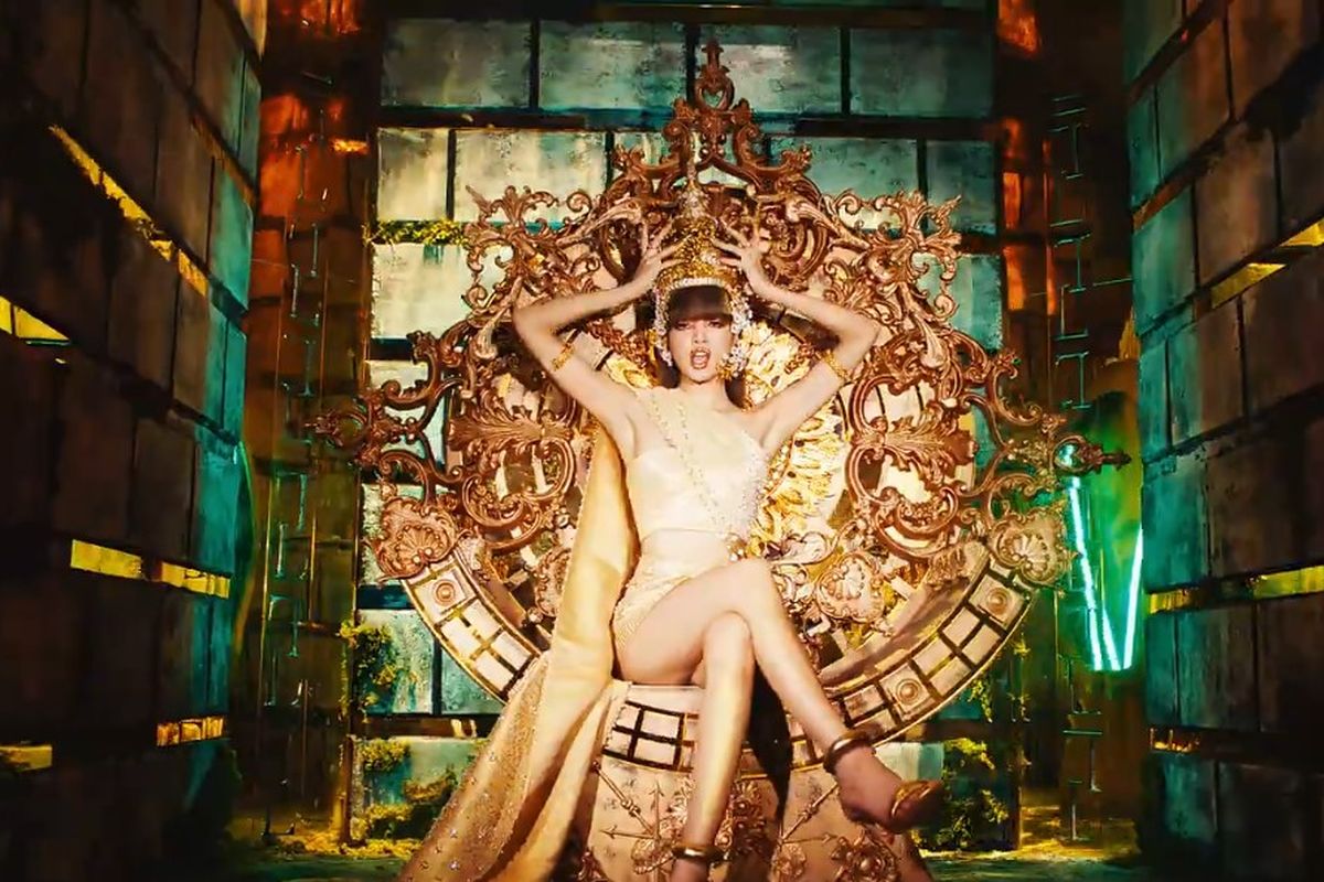 Lisa BLACKPINK mengenakan pakaian dengan unsur budaya Thailand dalam video klip single debutnya, Lalisa.