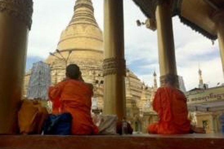 Biksu Budha di Pagoda Shwedagon di Yangon, ibukota Myanmar.